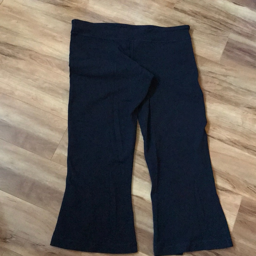 Lululemon crop Capri with slips on calf